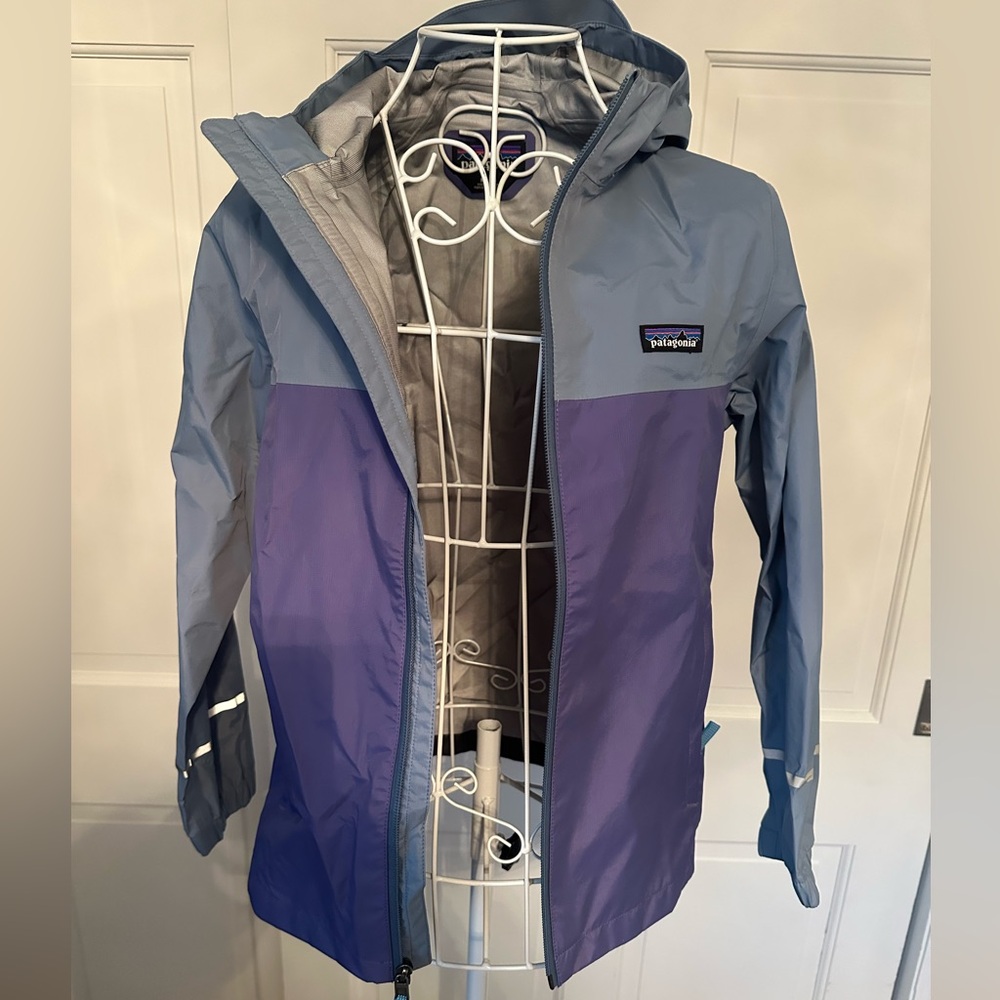 Patagonia kids raincoat EUC size M